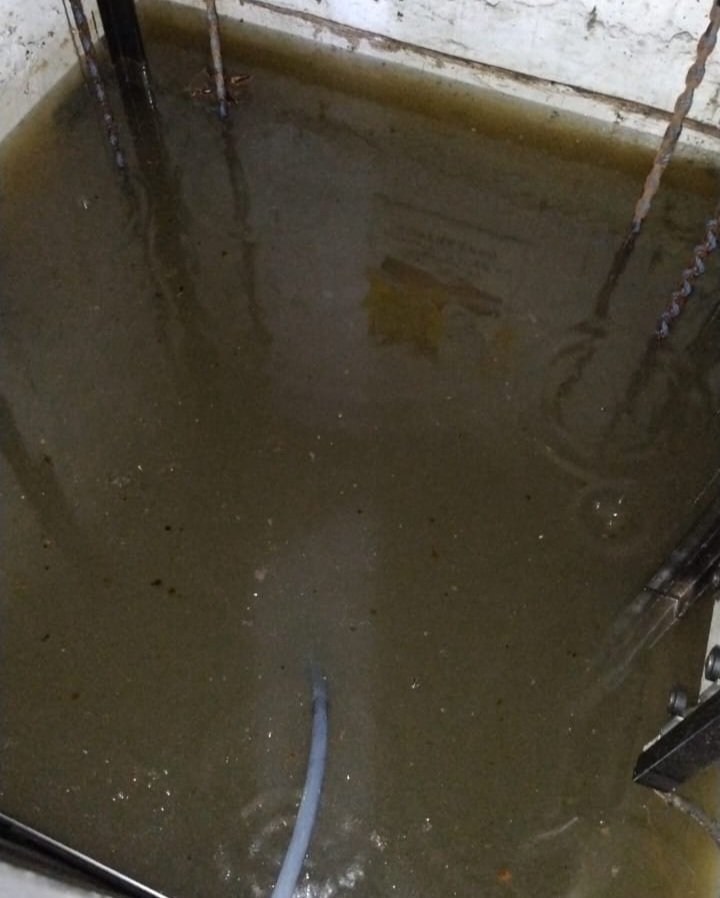 Serviço de bombeamento água fosso elevador