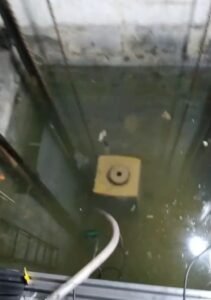 Serviço de bombeamento água fosso elevador