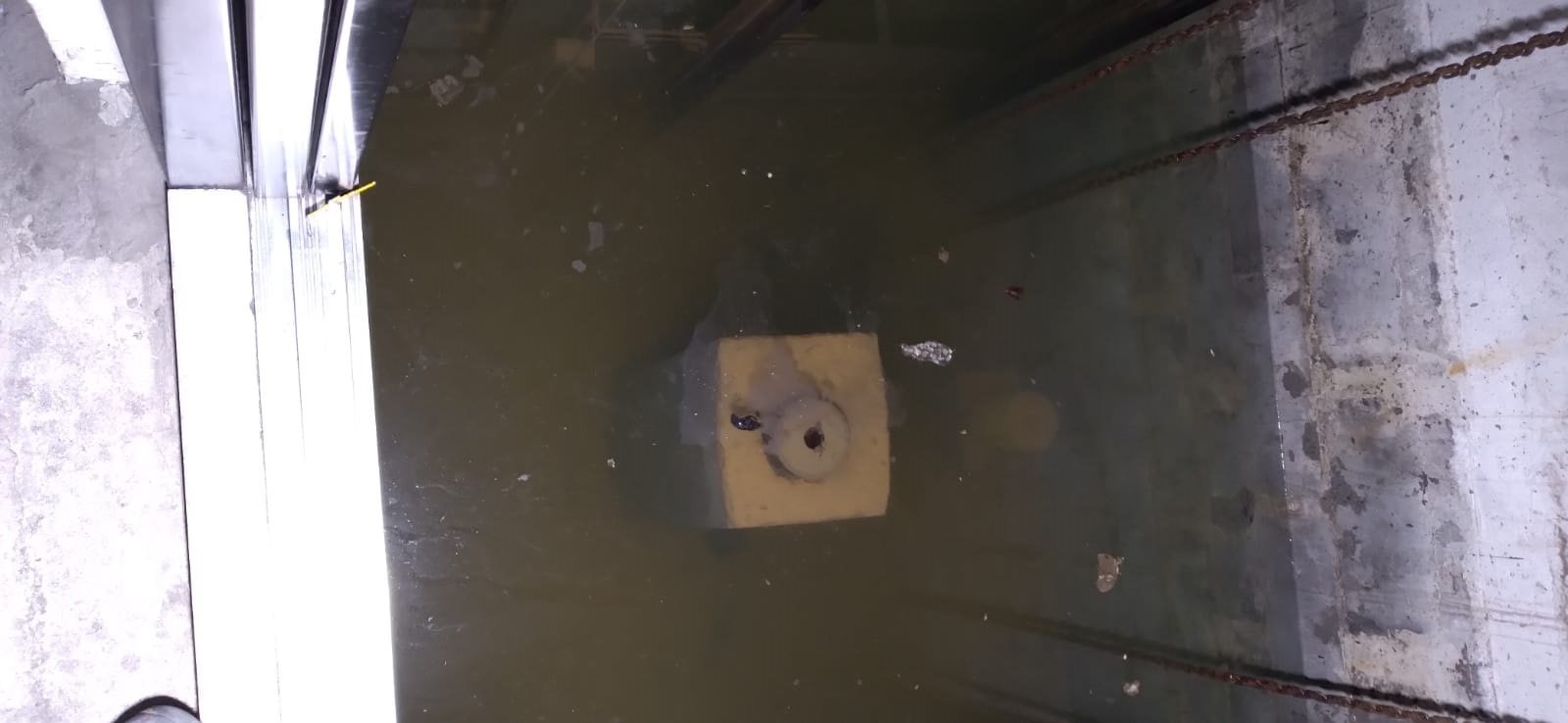 Serviço de bombeamento água fosso elevador